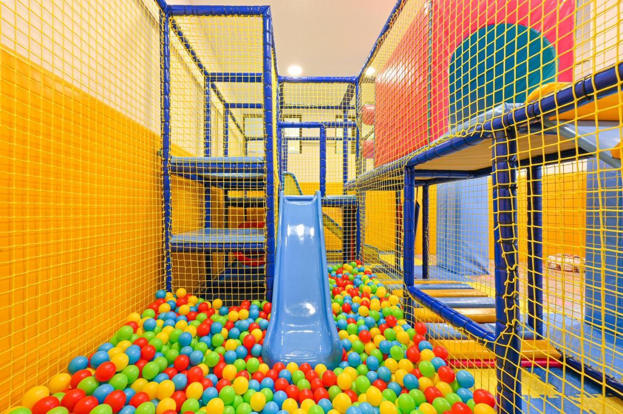 Grand Hotel فيلينغراد المظهر الخارجي الصورة A ball pit at a children's indoor playground