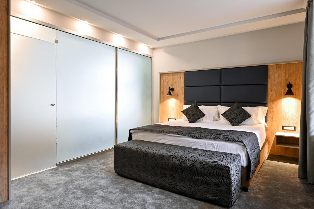Grand Hotel فيلينغراد المظهر الخارجي الصورة A bedroom at the hotel