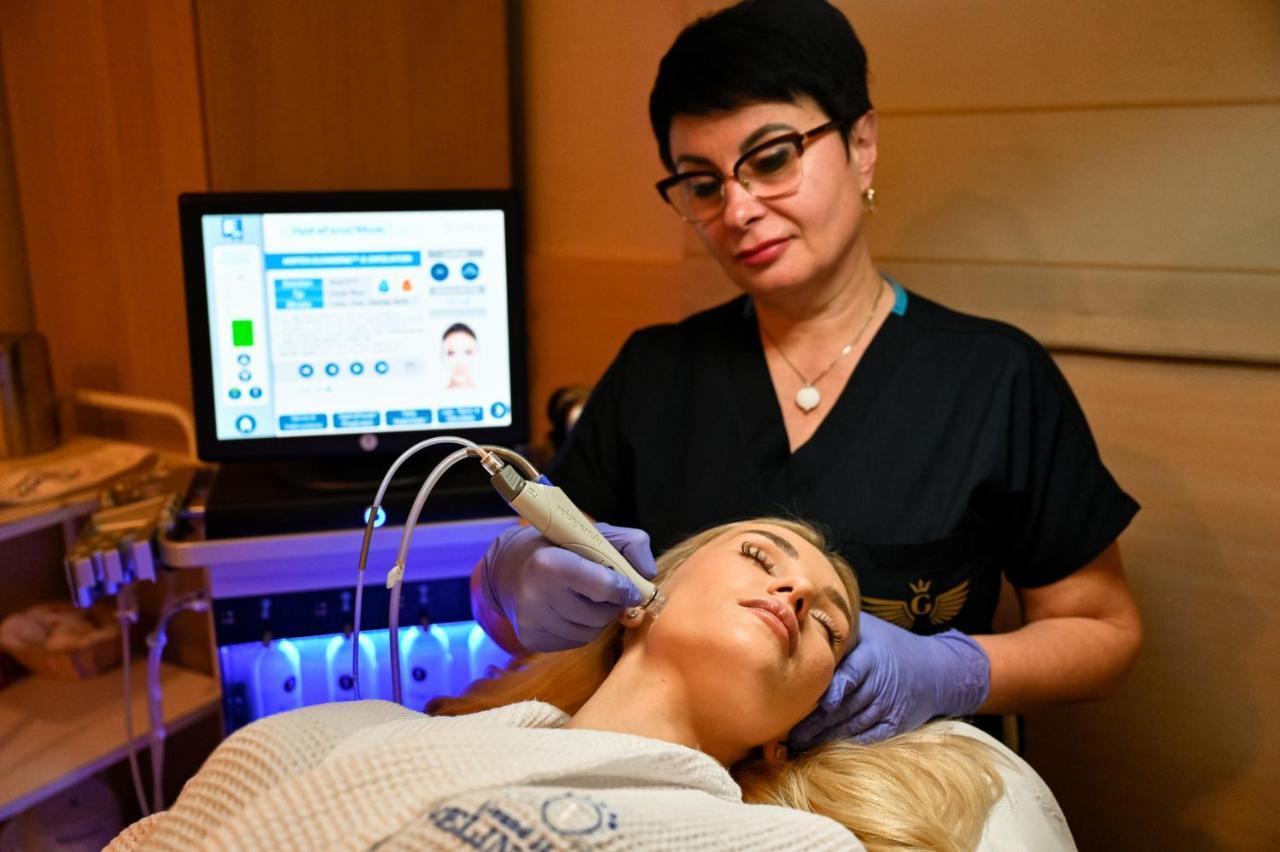 Grand Hotel فيلينغراد المظهر الخارجي الصورة A woman receiving a facial treatment