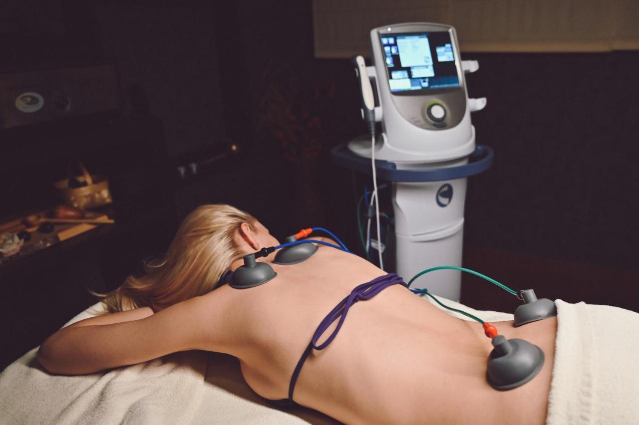 Grand Hotel فيلينغراد المظهر الخارجي الصورة A woman receiving electroacupuncture treatment