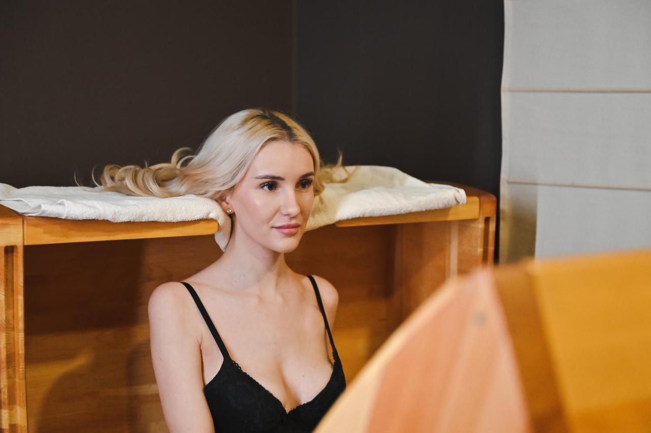 Grand Hotel فيلينغراد المظهر الخارجي الصورة A woman in a spa