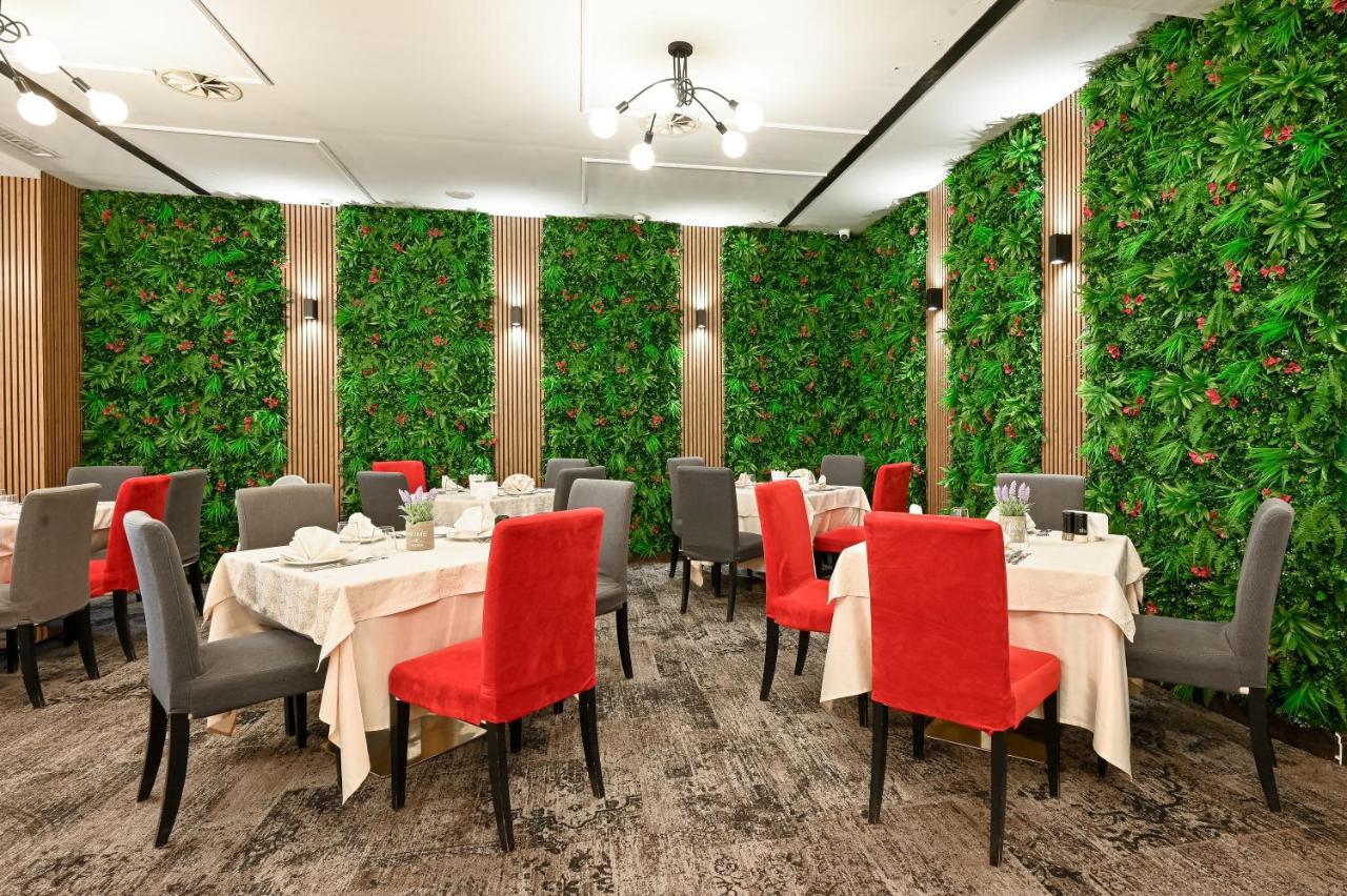 Grand Hotel فيلينغراد المظهر الخارجي الصورة Interior of the restaurant