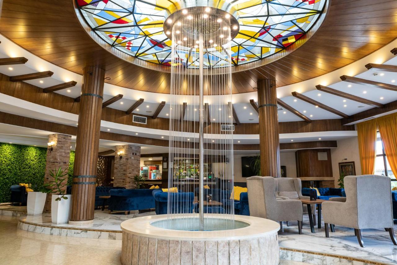 Grand Hotel فيلينغراد المظهر الخارجي الصورة Fountain at the lobby