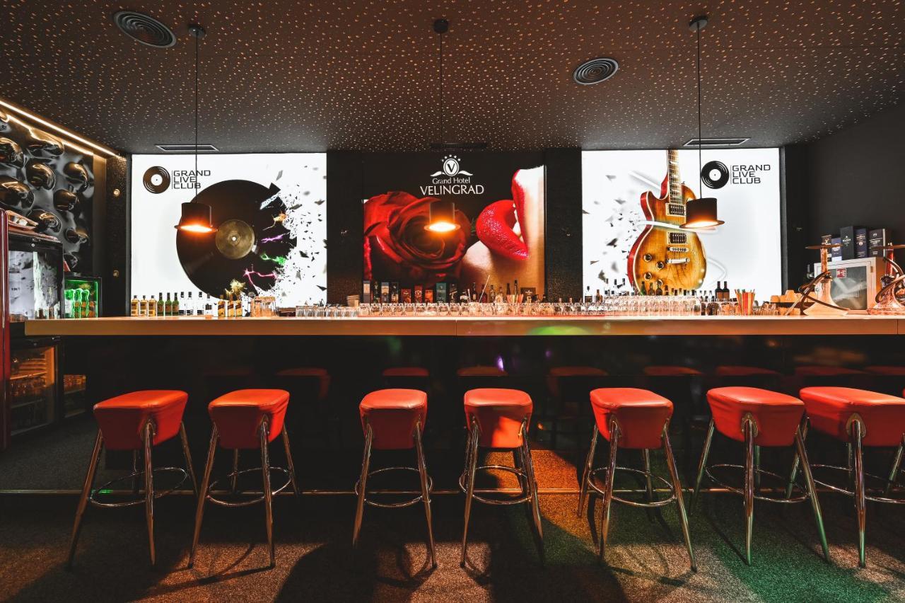 Grand Hotel فيلينغراد المظهر الخارجي الصورة The bar at the entrance of the club