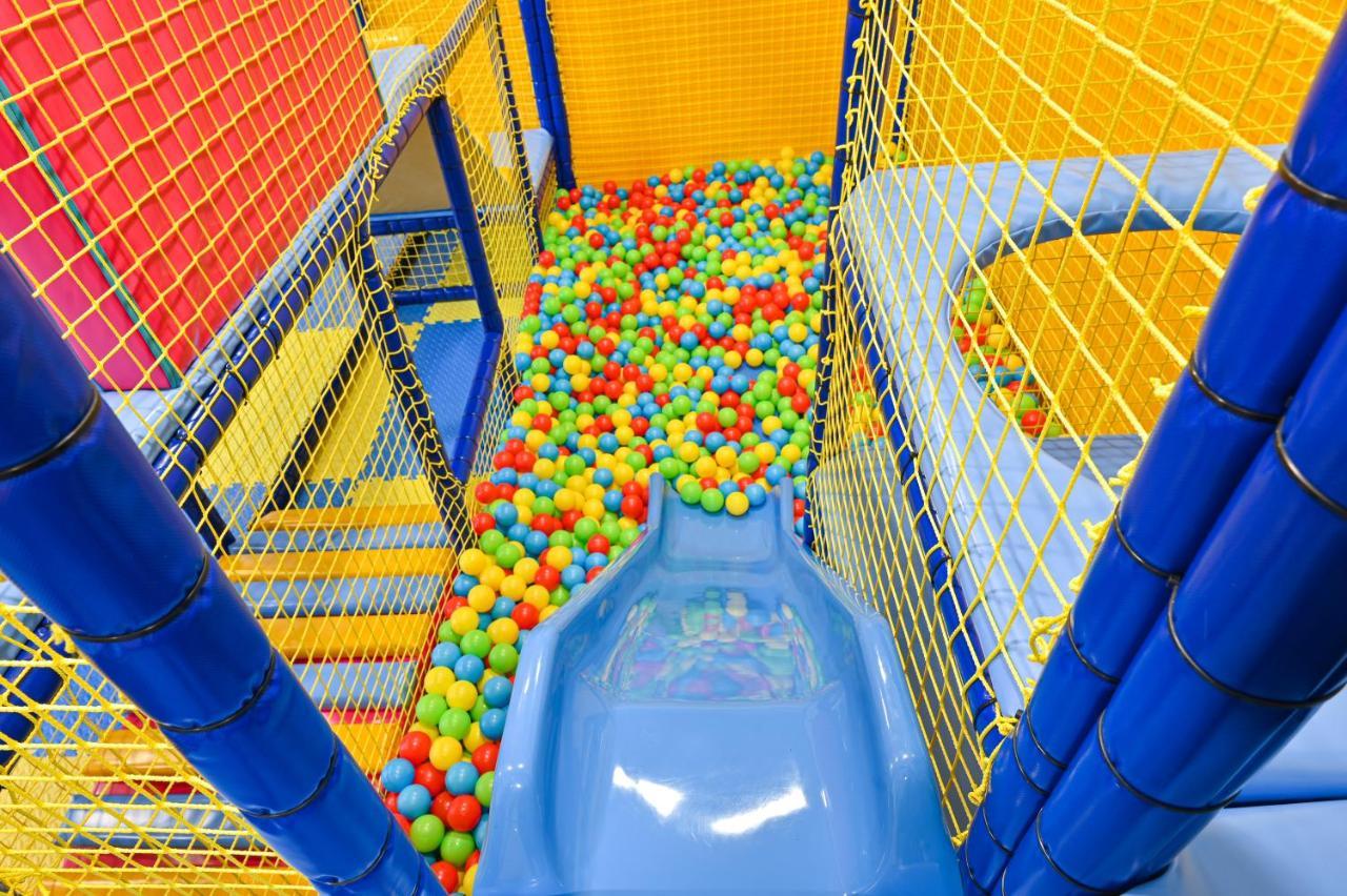 Grand Hotel فيلينغراد المظهر الخارجي الصورة A ball pit at a playground