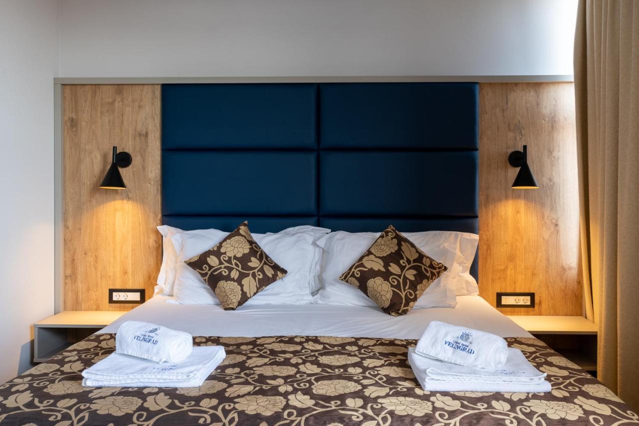 Grand Hotel فيلينغراد المظهر الخارجي الصورة A bedroom at the hotel