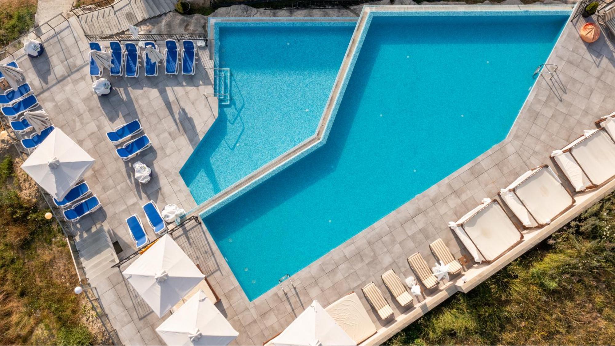 Grand Hotel فيلينغراد المظهر الخارجي الصورة Aerial view of a swimming pool