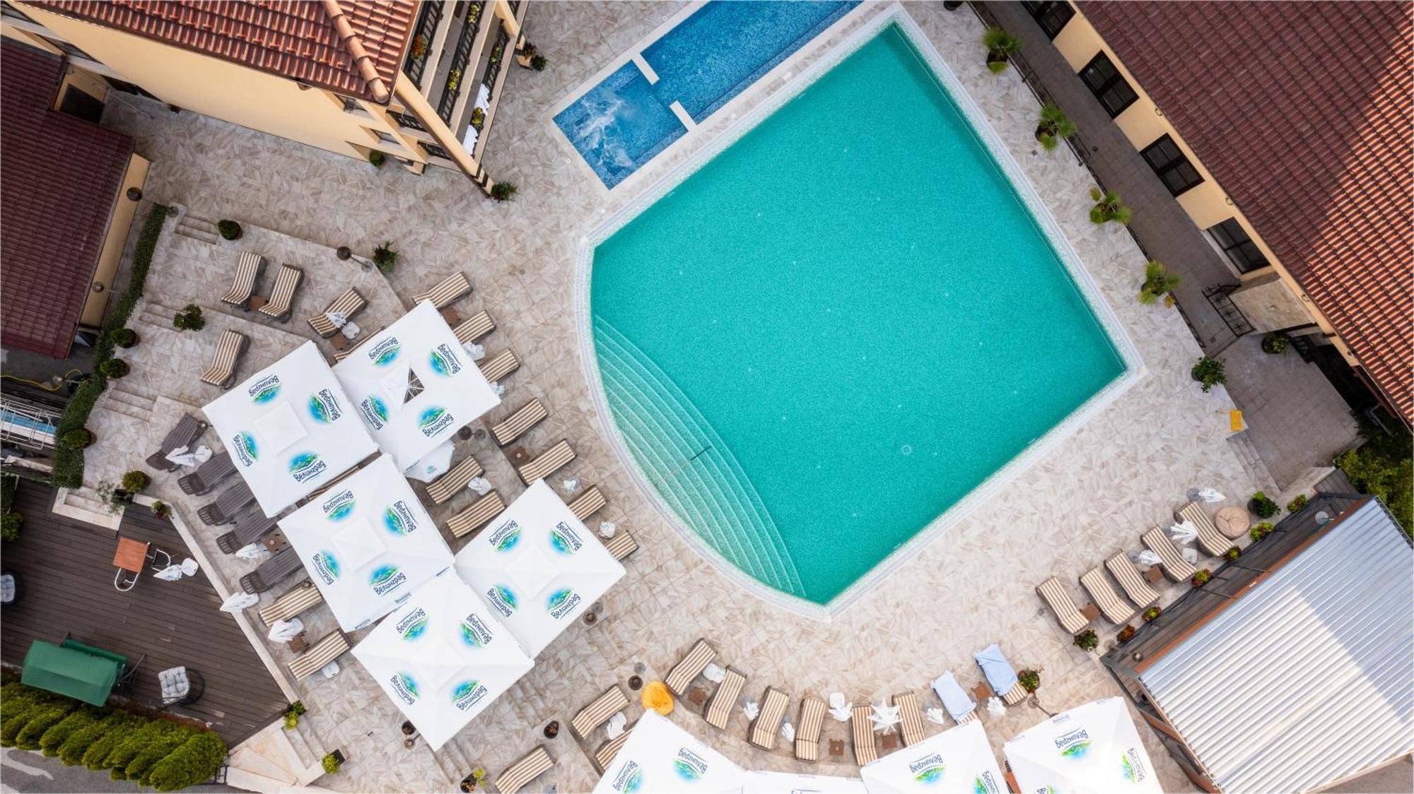 Grand Hotel فيلينغراد المظهر الخارجي الصورة Aerial view of a swimming pool