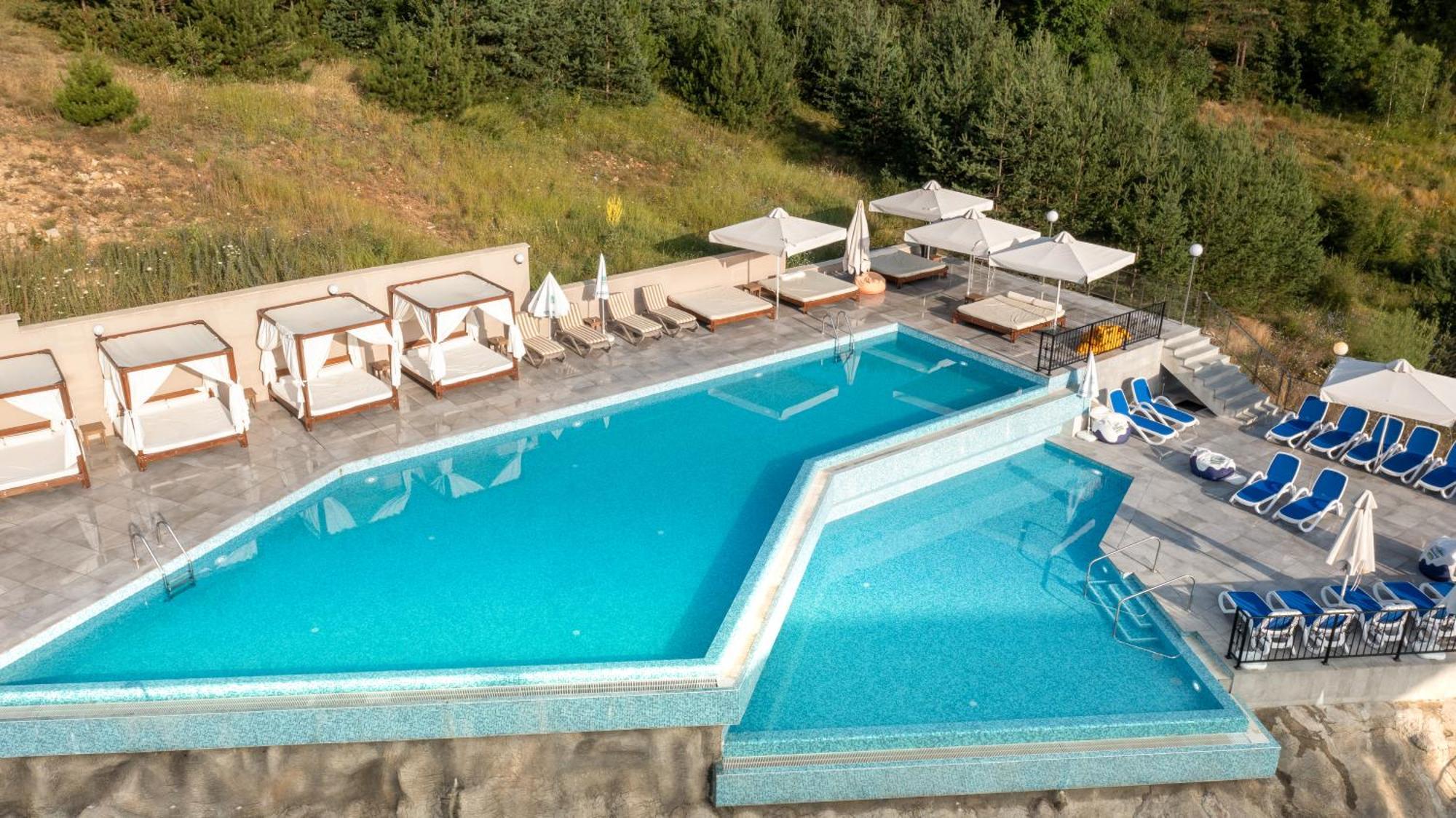 Grand Hotel فيلينغراد المظهر الخارجي الصورة The swimming pool at the hotel