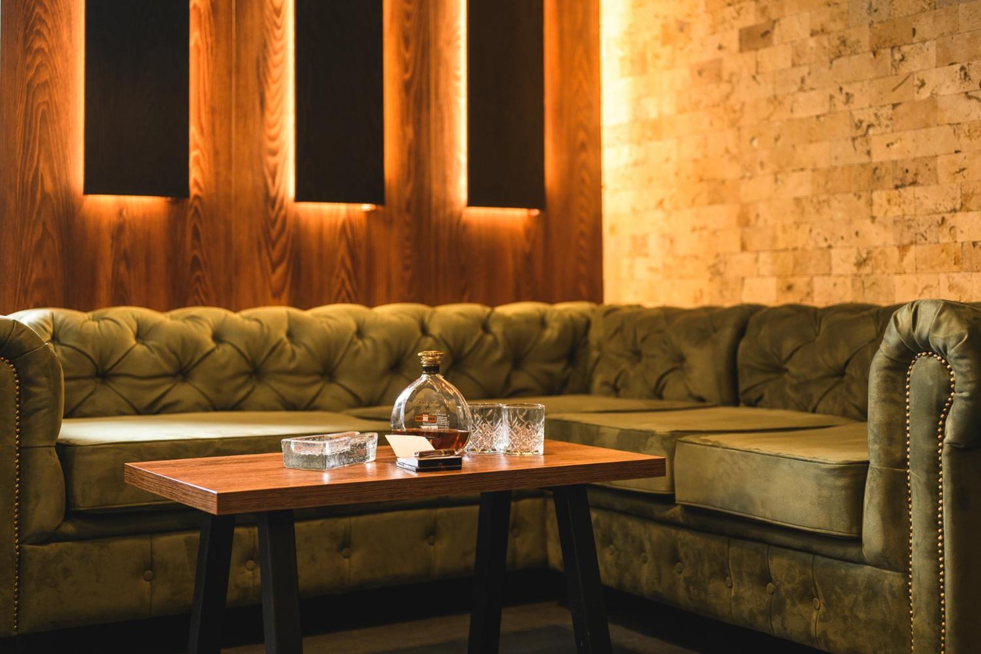 Grand Hotel فيلينغراد المظهر الخارجي الصورة The interior of the bar