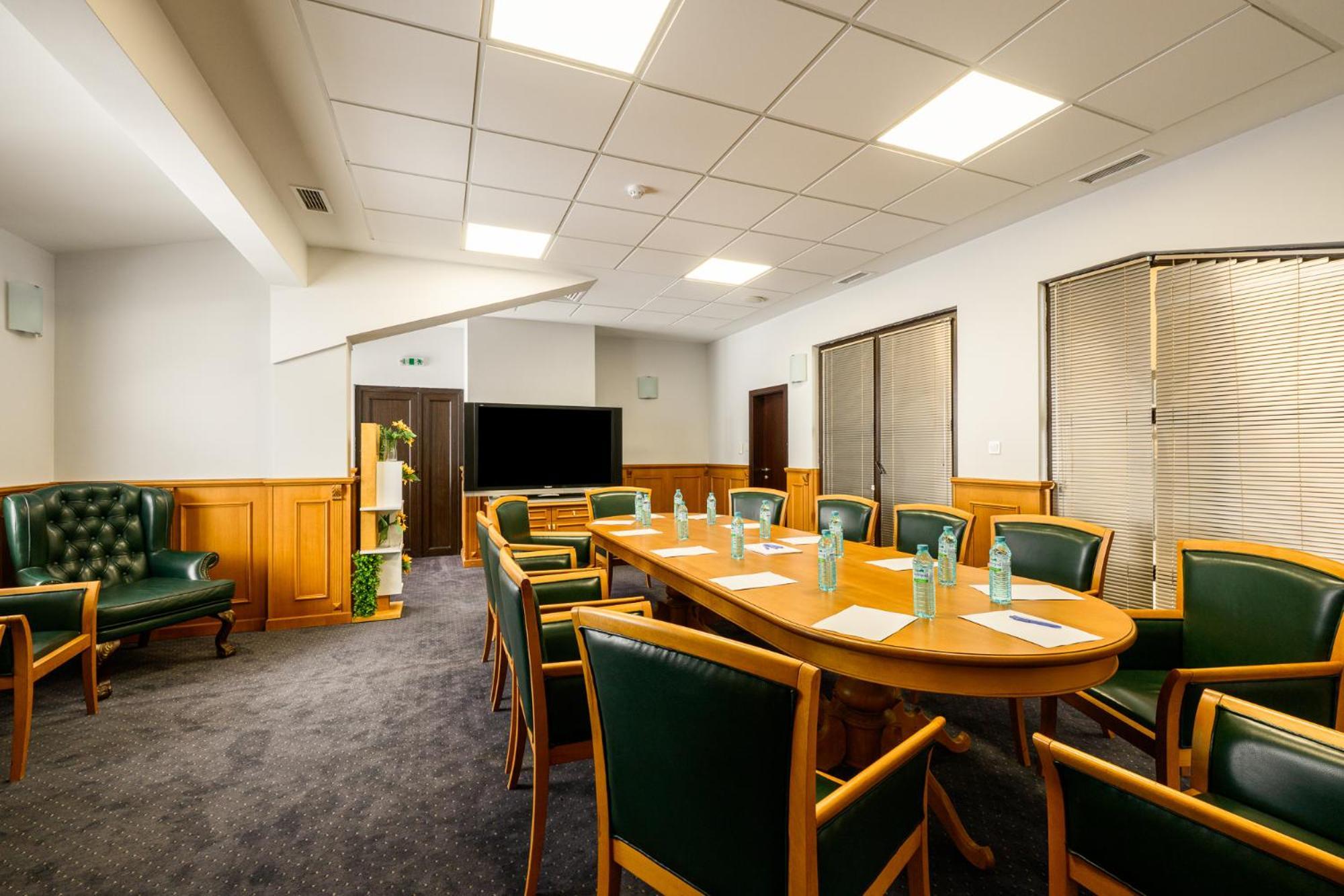 Grand Hotel فيلينغراد المظهر الخارجي الصورة The boardroom at the Royal Society