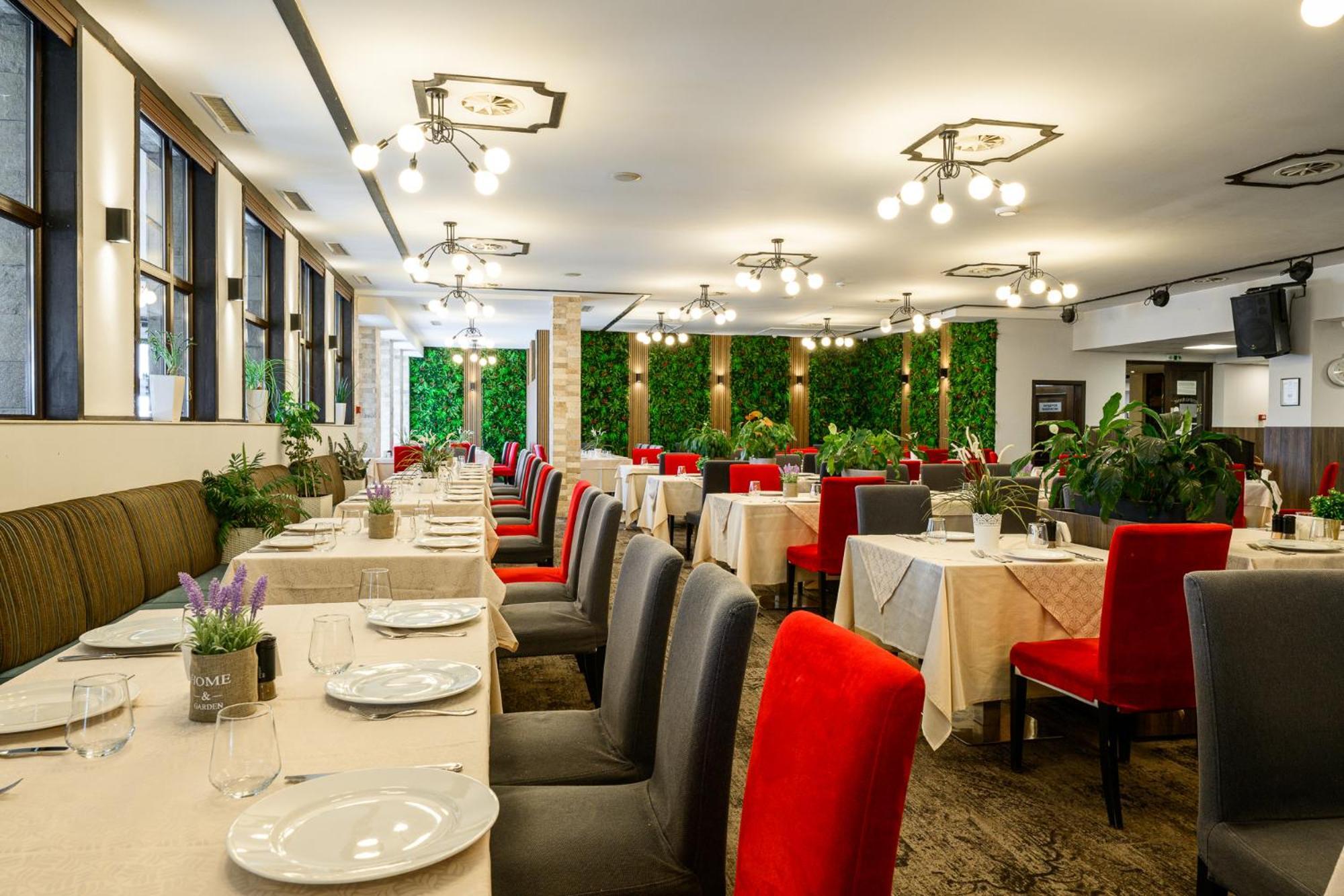 Grand Hotel فيلينغراد المظهر الخارجي الصورة Restaurant interior