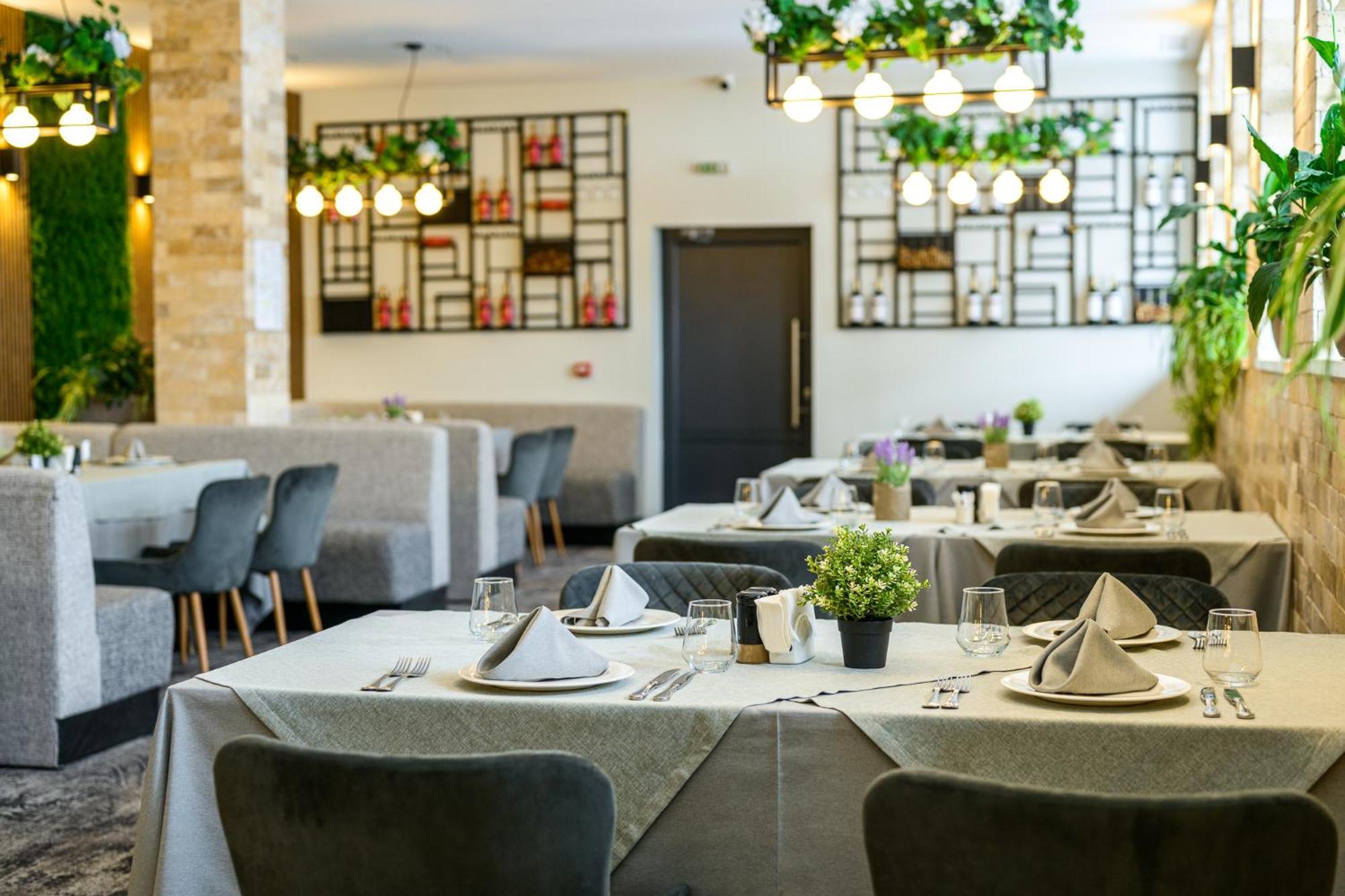 Grand Hotel فيلينغراد المظهر الخارجي الصورة Restaurant interior