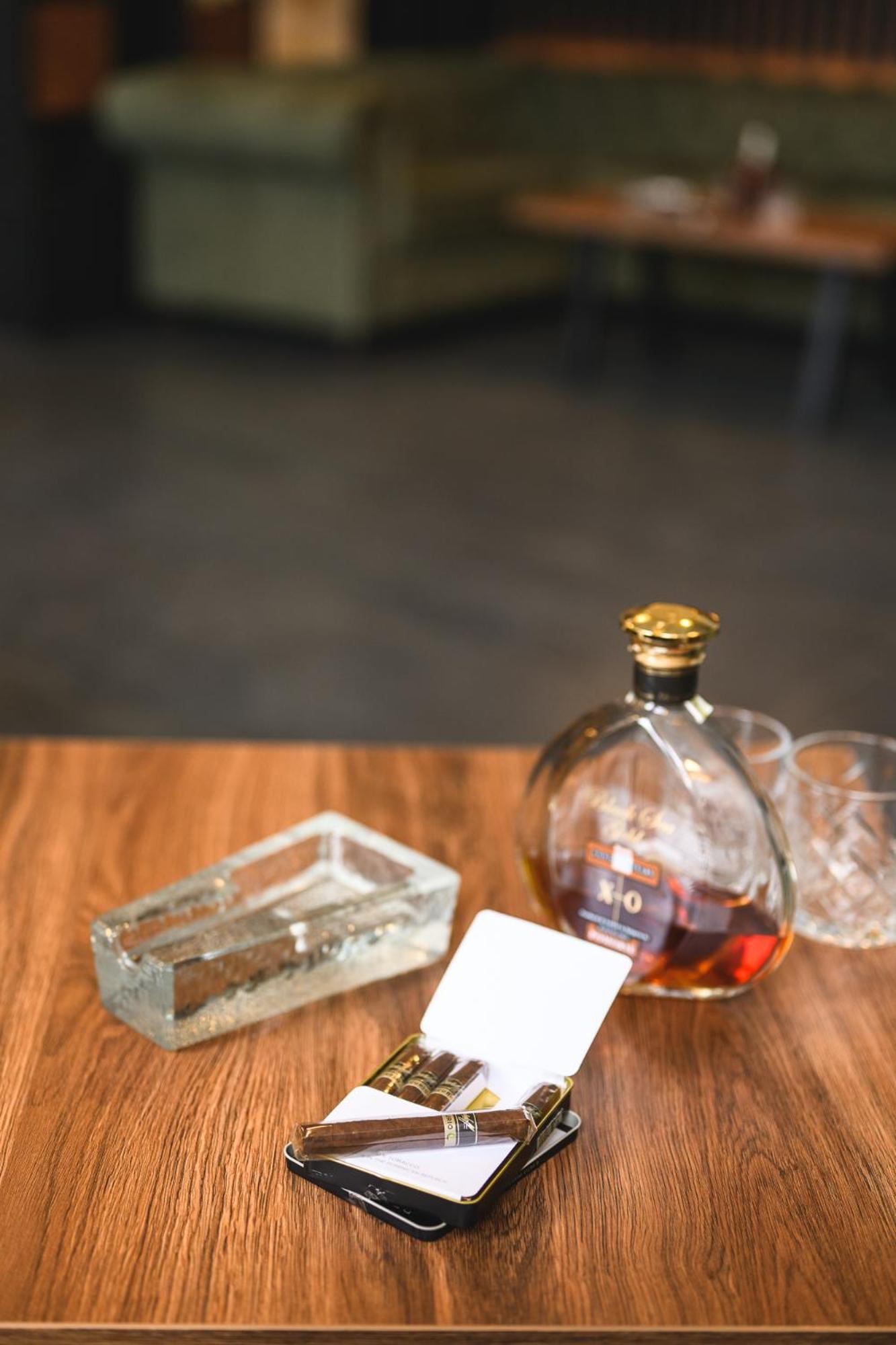 Grand Hotel فيلينغراد المظهر الخارجي الصورة A bottle of cognac