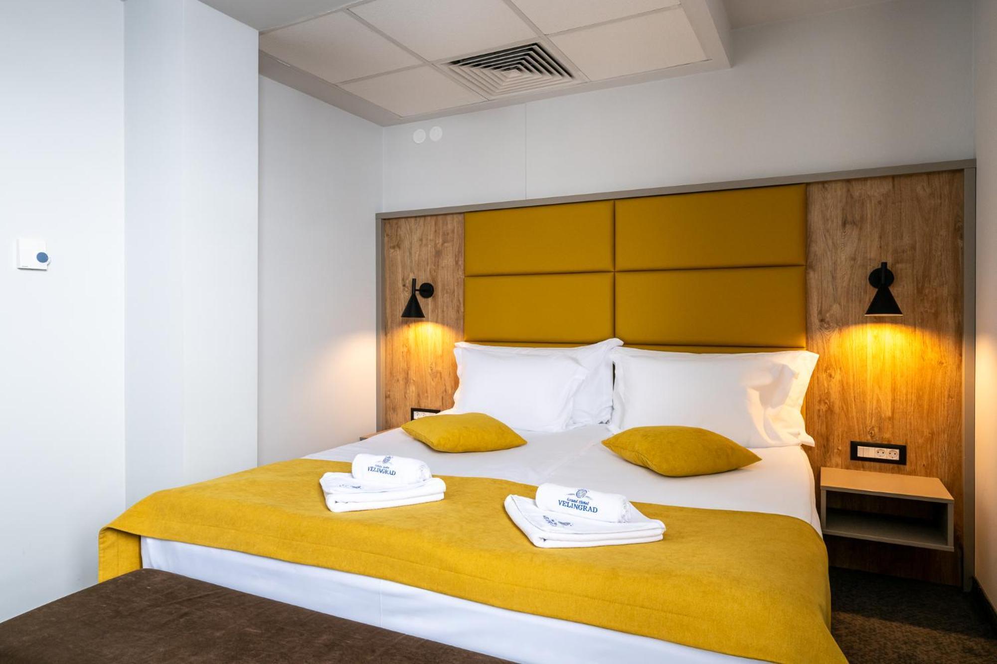 Grand Hotel فيلينغراد المظهر الخارجي الصورة A room at the hotel
